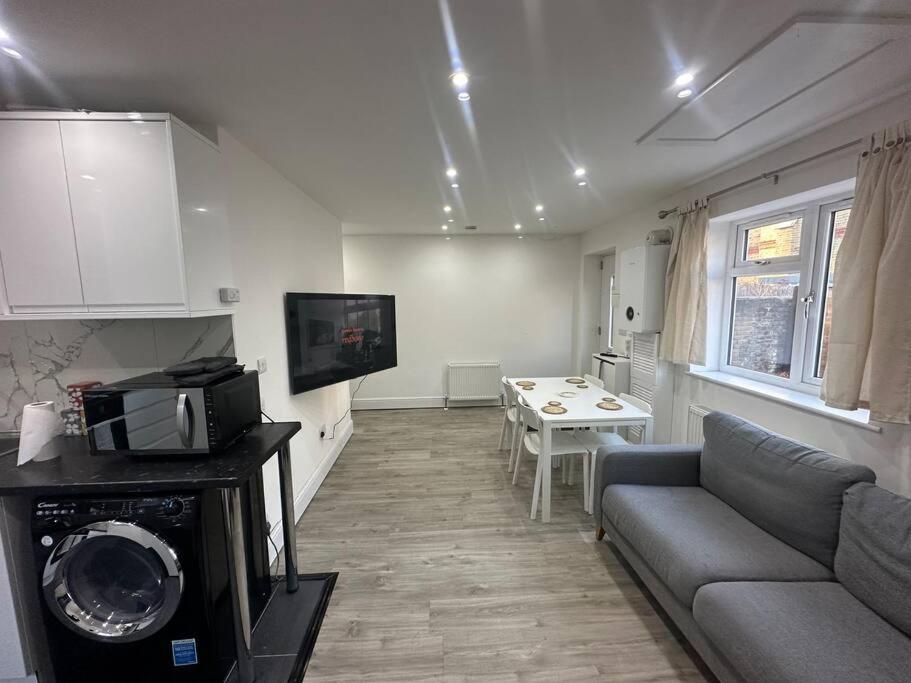 2 Bedroom House,Brownhillrd Se6 London Bagian luar foto